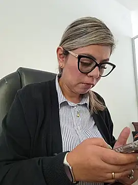 Snapshot of Cata_Office-12 chatting on 11/28/25, 04:09 Cata Office-12 online show from 11/28/25, 04:09