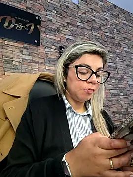 Snapshot of Cata_Office-12 chatting on 12/15/25, 09:52 Cata Office-12 online show from 12/15/25, 09:52