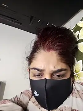 Snapshot of kirti__arora chatting on 09/18/25, 08:05 kirti arora online show from 09/18/25, 08:05