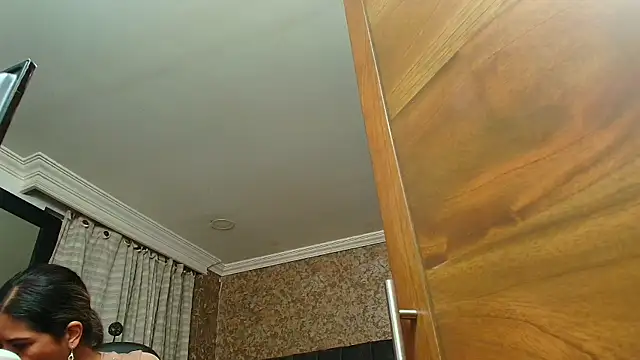 Snapshot of stella_xue chatting on 10/04/25, 01:42 stella xue online show from 10/04/25, 01:42