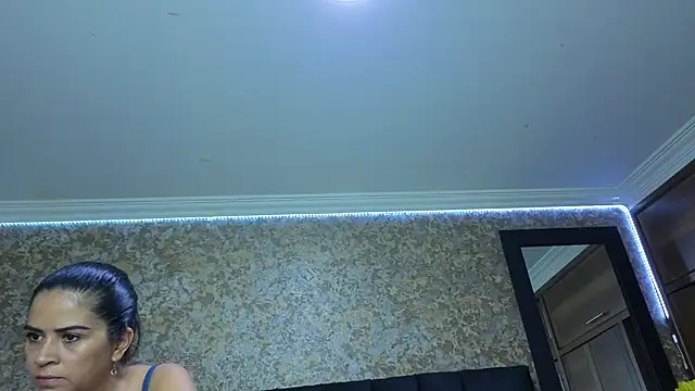 Snapshot of stella_xue chatting on 11/19/25, 08:42 stella xue online show from 11/19/25, 08:42