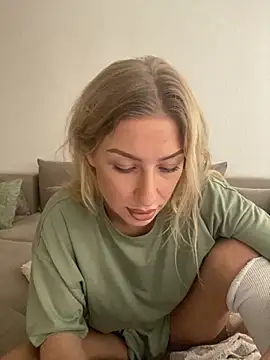 Snapshot of belle98 chatting on 11/09/25, 11:30 belle98 online show from 11/09/25, 11:30