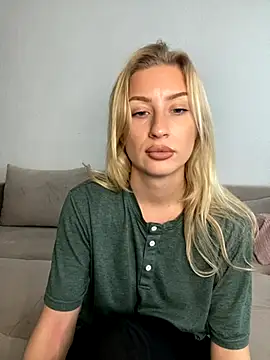 Snapshot of belle98 chatting on 11/25/25, 09:42 belle98 online show from 11/25/25, 09:42