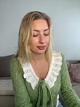 Snapshot of belle98 chatting on 12/15/25, 12:31 belle98 online show from 12/15/25, 12:31