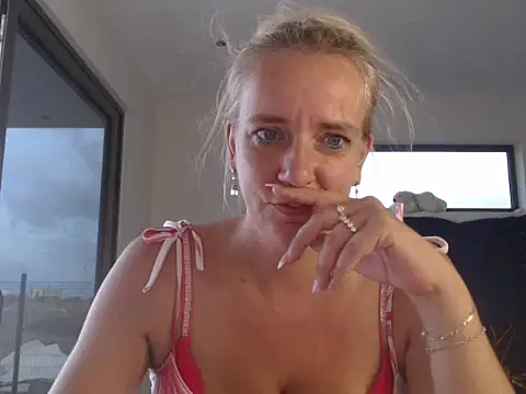 Snapshot of Wendysexyx chatting on 10/18/25, 10:10 Wendysexyx online show from 10/18/25, 10:10