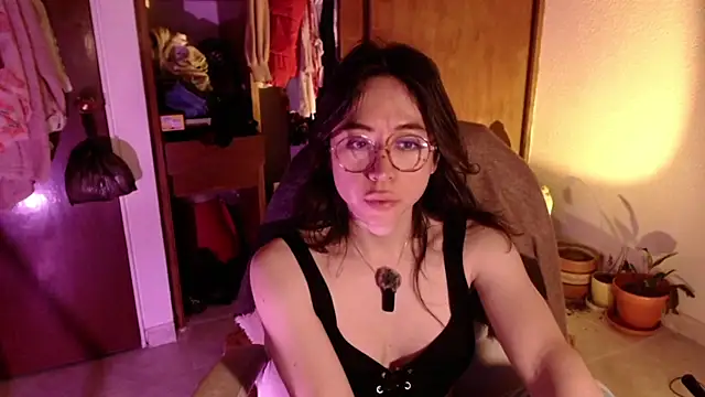 Snapshot of emily_pearl_ chatting on 10/16/25, 07:42 emily pearl  online show from 10/16/25, 07:42