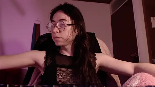 Snapshot of emily_pearl_ chatting on 10/25/25, 10:45 emily pearl  online show from 10/25/25, 10:45