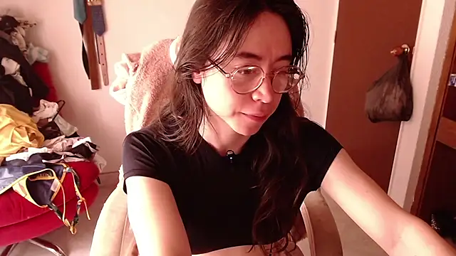 Snapshot of emily_pearl_ chatting on 10/27/25, 04:00 emily pearl  online show from 10/27/25, 04:00