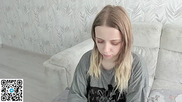 Snapshot of Alice_Halle chatting on 06/03/26, 07:00 Alice Halle online show from 06/03/26, 07:00