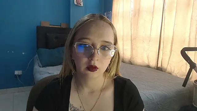 Liaroberts1 online show from 10/20/25, 11:54