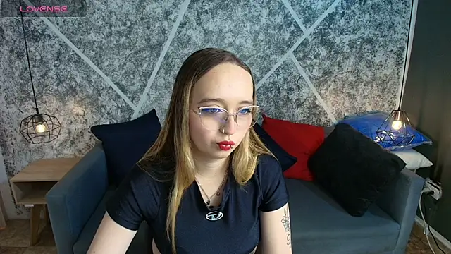 Snapshot of Liaroberts1 chatting on 06/04/26, 02:01 Liaroberts1 online show from 06/04/26, 02:01