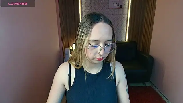 Snapshot of Liaroberts1 chatting on 06/09/26, 01:45 Liaroberts1 online show from 06/09/26, 01:45