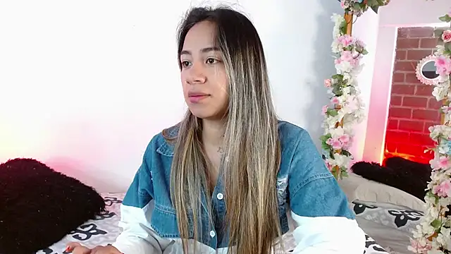 Jules n Gia online show from 12/18/24, 04:28
