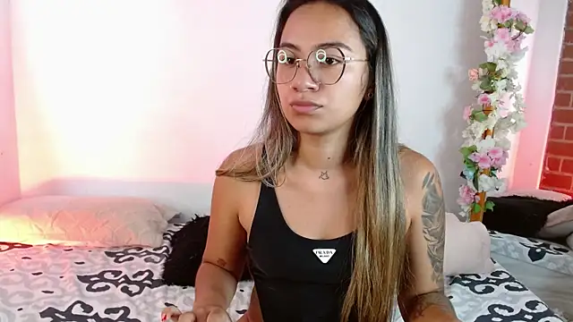 Jules n Gia online show from 12/19/24, 07:40