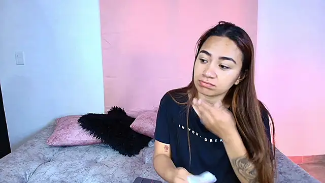 Snapshot of Jules_n_Gia chatting on 11/02/25, 02:19 Jules n Gia online show from 11/02/25, 02:19