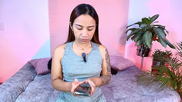 Snapshot of Jules_n_Gia chatting on 11/18/25, 05:06 Jules n Gia online show from 11/18/25, 05:06