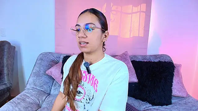 Snapshot of Jules_n_Gia chatting on 11/22/25, 07:46 Jules n Gia online show from 11/22/25, 07:46