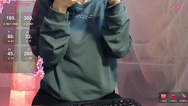 Snapshot of Leonora_luxry chatting on 02/10/25, 03:57 Leonora luxry online show from 02/10/25, 03:57