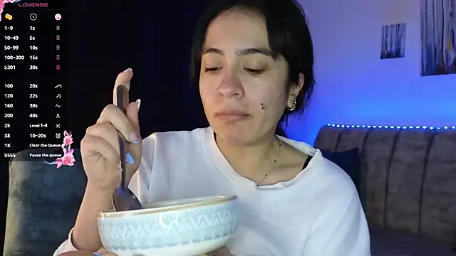 Snapshot of ZaraDames_ chatting on 10/01/25, 02:17 ZaraDames online show from 10/01/25, 02:17