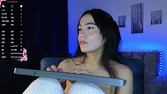 Snapshot of ZaraDames_ chatting on 10/12/25, 02:43 ZaraDames online show from 10/12/25, 02:43