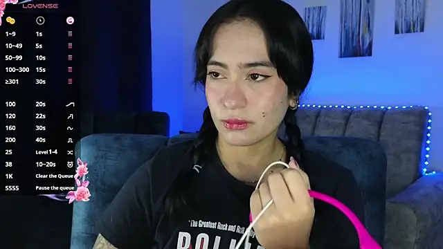 Snapshot of ZaraDames_ chatting on 10/23/25, 04:01 ZaraDames online show from 10/23/25, 04:01