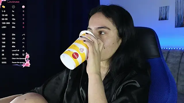 Snapshot of ZaraDames_ chatting on 12/18/25, 04:29 ZaraDames online show from 12/18/25, 04:29