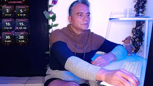 Snapshot of golden_punisher chatting on 12/03/24, 04:58 golden punisher online show from 12/03/24, 04:58