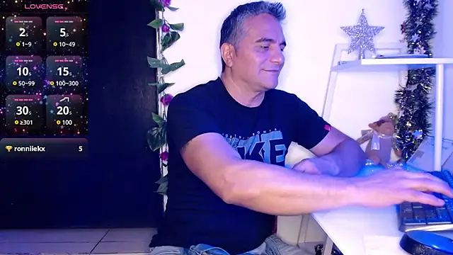 Snapshot of golden_punisher chatting on 12/17/24, 05:07 golden punisher online show from 12/17/24, 05:07