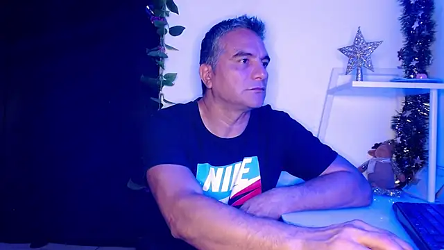 Snapshot of golden_punisher chatting on 12/24/24, 05:27 golden punisher online show from 12/24/24, 05:27