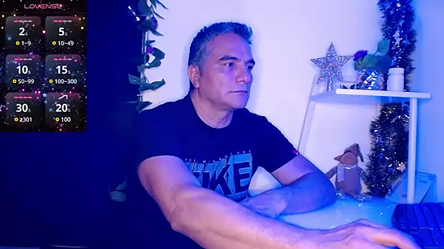 Snapshot of golden_punisher chatting on 12/31/24, 05:55 golden punisher online show from 12/31/24, 05:55