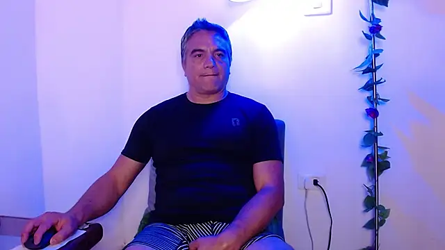 Snapshot of golden_punisher chatting on 02/24/25, 07:33 golden punisher online show from 02/24/25, 07:33