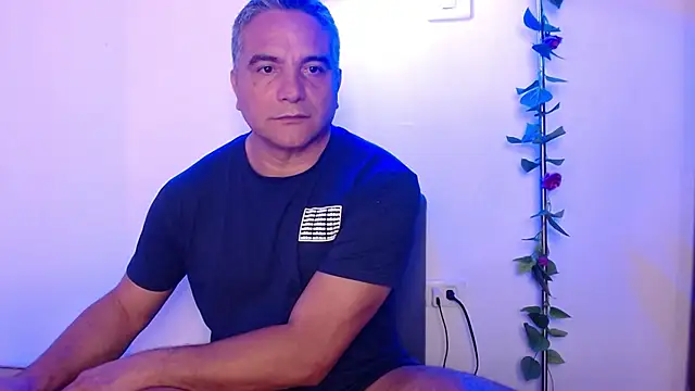 Snapshot of golden_punisher chatting on 03/04/25, 03:55 golden punisher online show from 03/04/25, 03:55