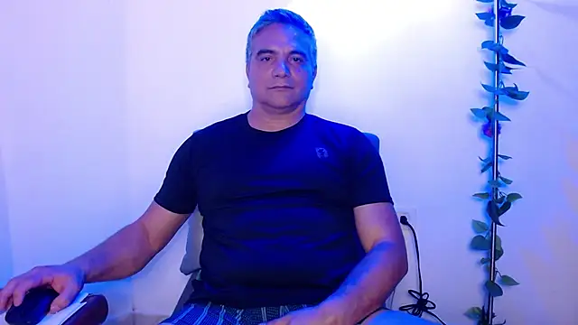 Snapshot of golden_punisher chatting on 03/17/25, 09:55 golden punisher online show from 03/17/25, 09:55