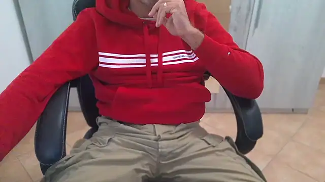 Snapshot of cocco1980xxxx chatting on 12/05/25, 10:57 cocco1980xxxx online show from 12/05/25, 10:57