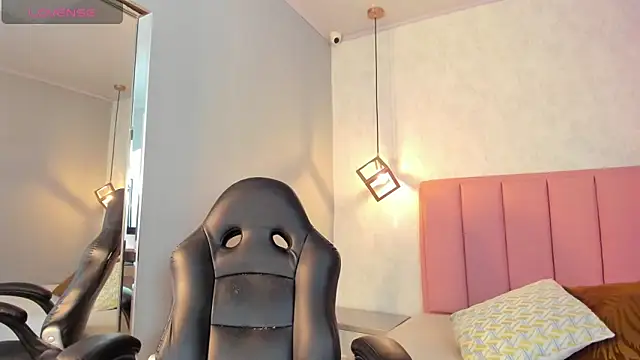 SUNNYCYRUS online show from 04/24/26, 12:51