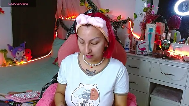 Snapshot of Littlerouse_ chatting on 12/19/25, 10:39 Littlerouse online show from 12/19/25, 10:39