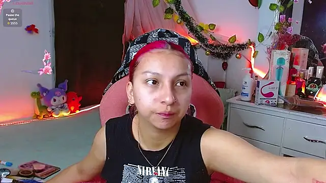 Snapshot of Littlerouse_ chatting on 12/20/25, 11:23 Littlerouse online show from 12/20/25, 11:23