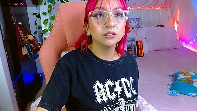 Snapshot of Littlerouse_ chatting on 02/20/26, 06:37 Littlerouse online show from 02/20/26, 06:37