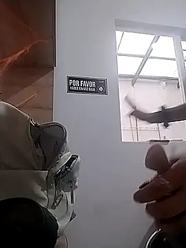 Snapshot of manu_lara chatting on 10/28/25, 01:47 manu lara online show from 10/28/25, 01:47