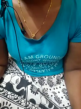 Snapshot of Janavi-janu chatting on 11/11/25, 04:23 Janavi-janu online show from 11/11/25, 04:23