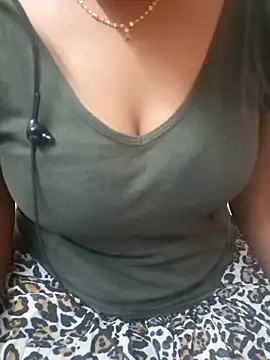 Snapshot of Janavi-janu chatting on 11/12/25, 05:35 Janavi-janu online show from 11/12/25, 05:35