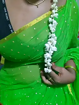 Snapshot of Janavi-janu chatting on 11/21/25, 09:35 Janavi-janu online show from 11/21/25, 09:35