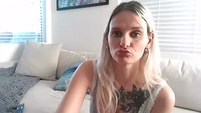 Snapshot of BonnieBazz chatting on 12/02/24, 11:18 BonnieBazz online show from 12/02/24, 11:18