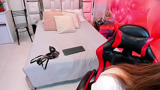 Snapshot of Yelena_mutiz chatting on 11/17/25, 01:39 Yelena mutiz online show from 11/17/25, 01:39