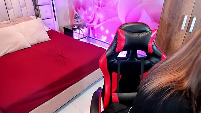 Snapshot of Yelena_mutiz chatting on 12/15/25, 01:37 Yelena mutiz online show from 12/15/25, 01:37