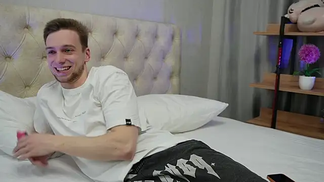 Snapshot of _Eva_Lee chatting on 02/21/25, 06:26 Eva Lee online show from 02/21/25, 06:26