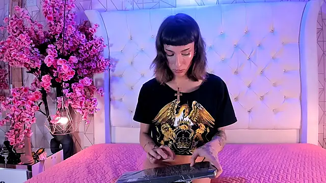 Snapshot of MadisonWood01 chatting on 11/04/25, 02:16 MadisonWood01 online show from 11/04/25, 02:16