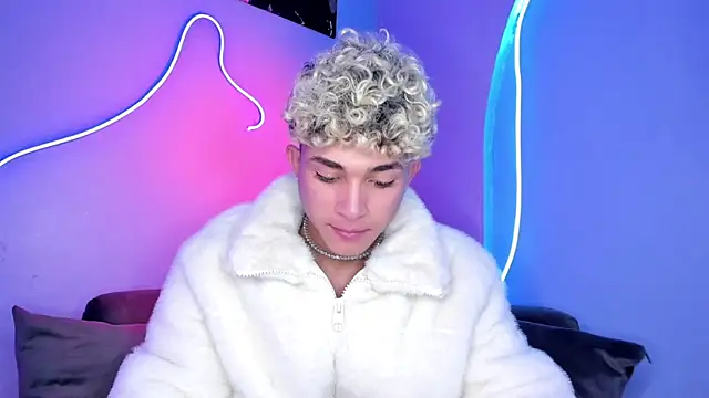 Snapshot of ASHTON_REITENBACH01 chatting on 12/04/24, 07:45 ASHTON REITENBACH01 online show from 12/04/24, 07:45