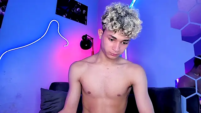 Snapshot of ASHTON_REITENBACH01 chatting on 12/04/24, 10:51 ASHTON REITENBACH01 online show from 12/04/24, 10:51