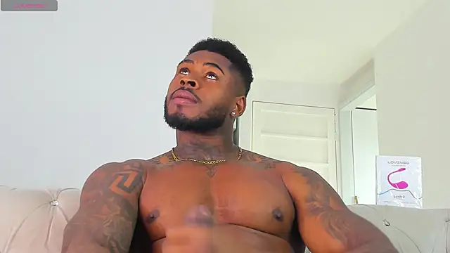 Snapshot of Makonneen chatting on 12/18/25, 07:42 Makonneen online show from 12/18/25, 07:42